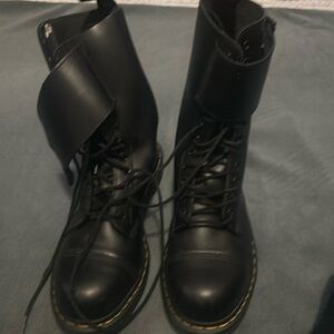Doc Martens Caden. Gently used